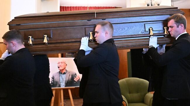 Церемония прощания с режиссером Александром Миттой в Центральном Доме литераторов Церемония прощания с режиссером Александром Миттой в Центральном Доме литераторов