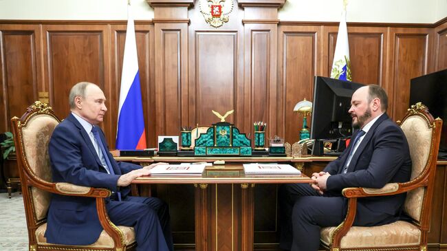 Президент РФ Владимир Путин и президент Российской ассоциации производителей удобрений Андрей Гурьев во время встречи