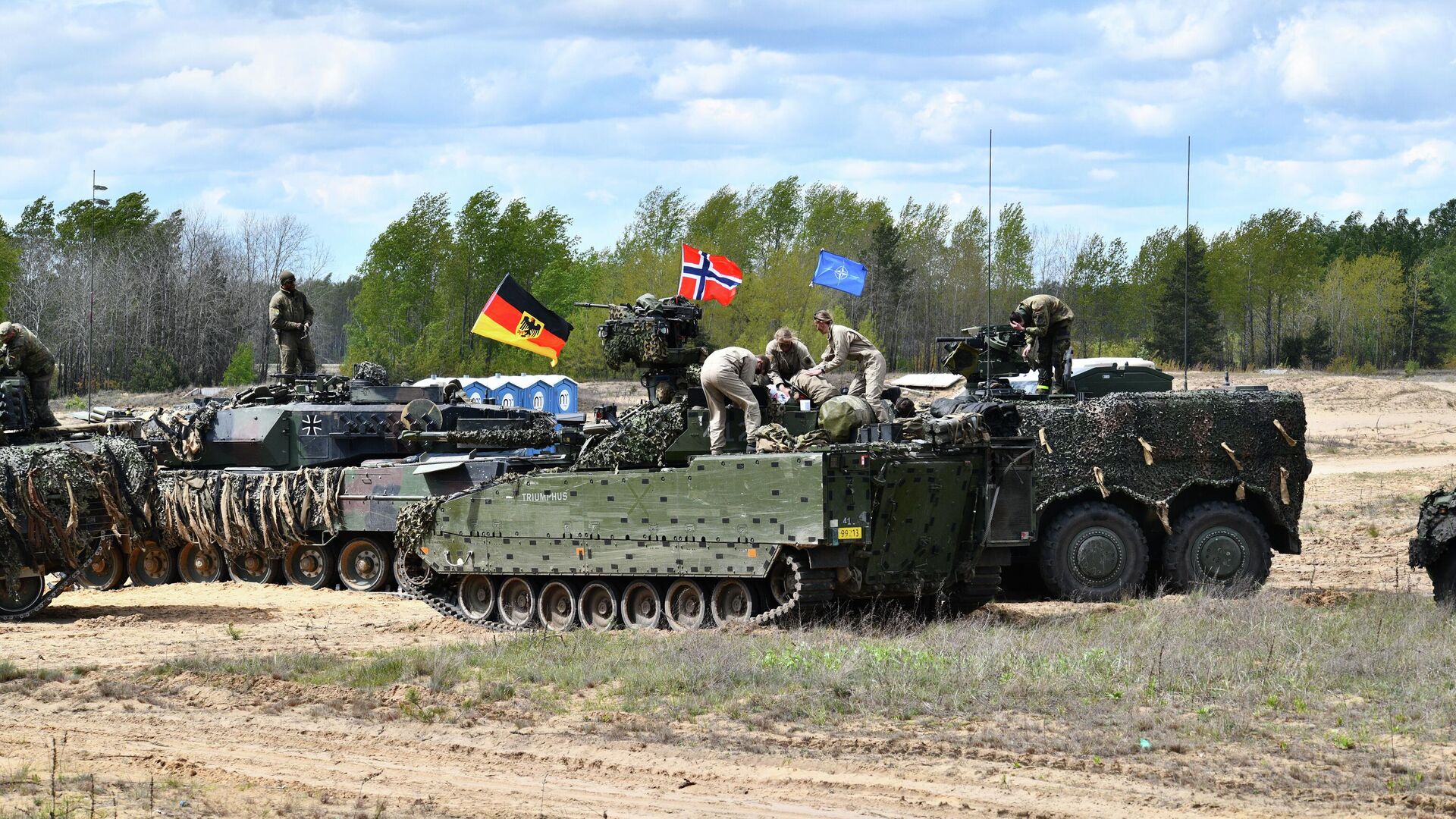 Танки стран — членов НАТО принимают участие в учениях Swift Response 2025 на полигоне Гайжюнай, Литва Танки стран — членов НАТО принимают участие в учениях Swift Response 2025 на полигоне Гайжюнай, Литва - РИА Новости, 1920, 30.09.2025