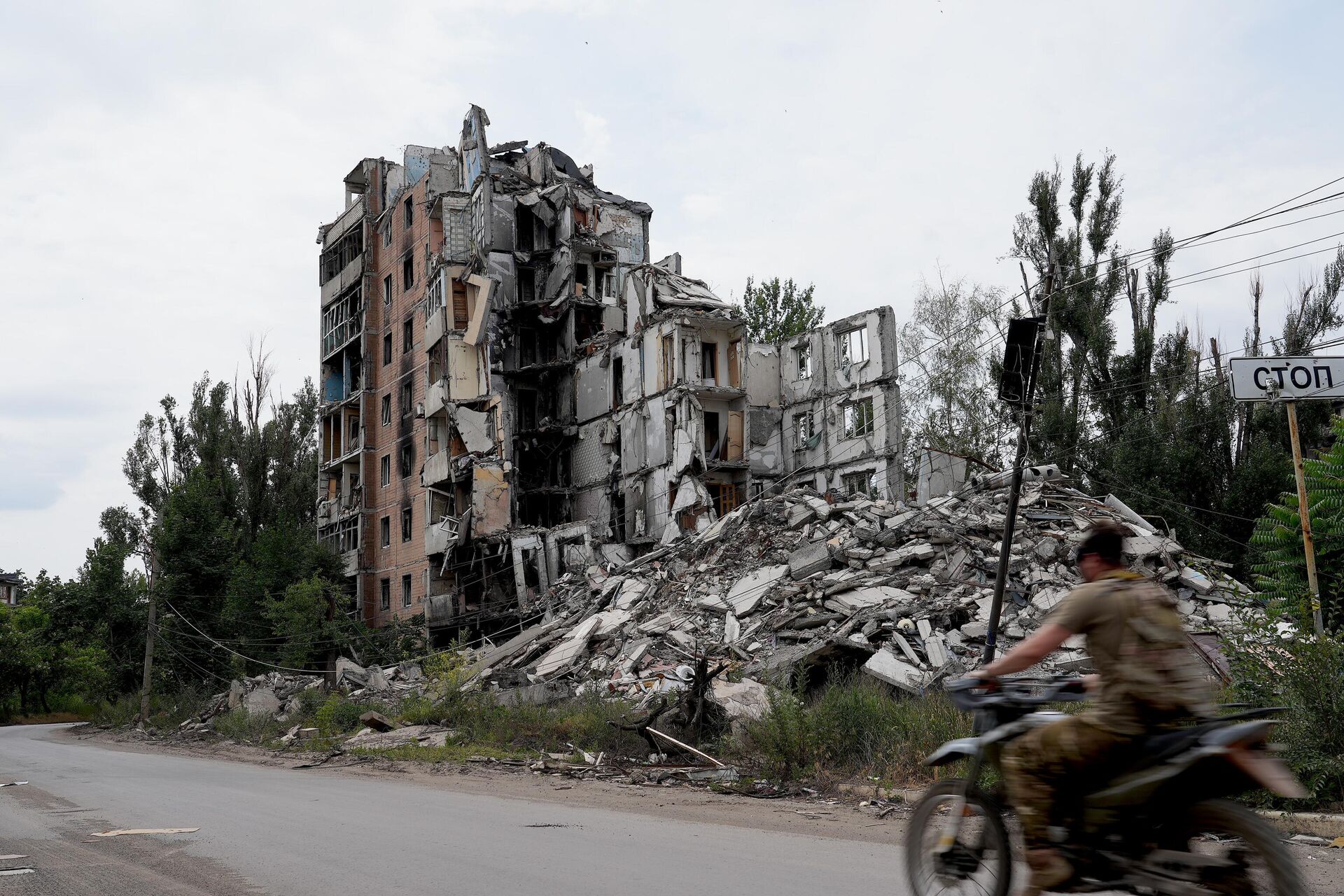 Вид на один из разбитых многоэтажных домов Вид на один из разбитых многоэтажных домов