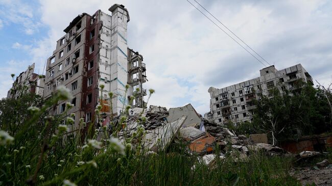 Вид на одну из улиц в Авдеевке с разбитыми домами