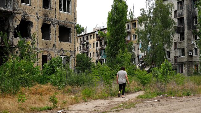 Галина показывает дом, в котором укрывалась от обстрелов