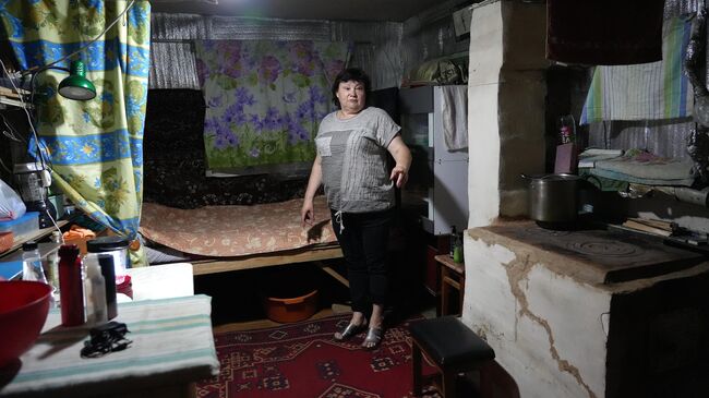 Галина показывает подвал, в котором укрывалась от обстрелов