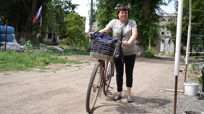 Жители Авдеевки передвигаются по городу на велосипедах