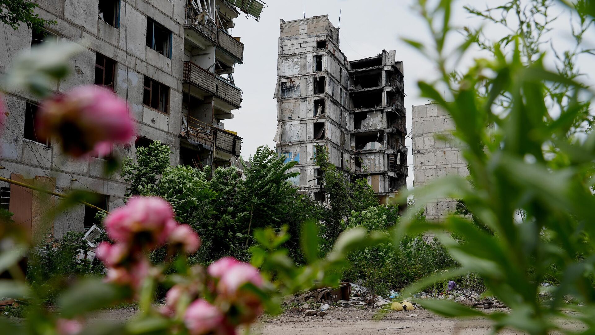 Пострадавшие от обстрелов многоэтажные дома в Авдеевке - РИА Новости, 1920, 18.07.2025