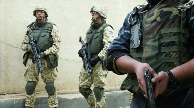 Эстонские военнослужащие и американский солдат в Ираке