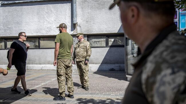 Сотрудники ТЦК патрулируют улицы