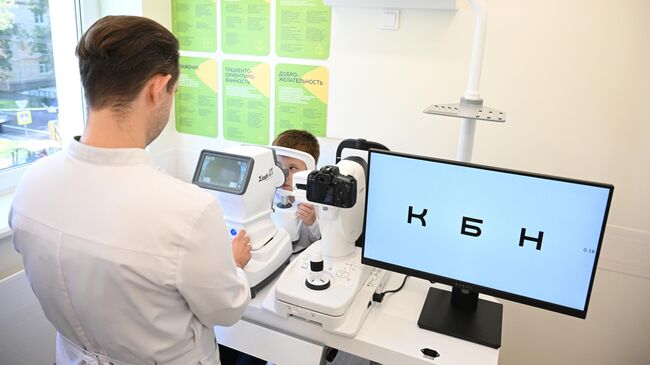 Врач проводит осмотр пациента