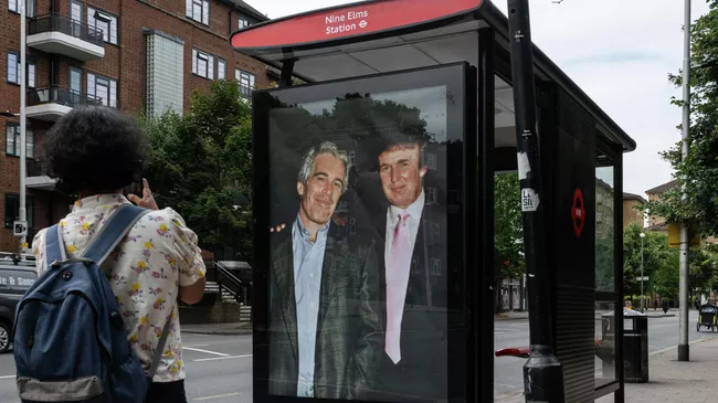 Плакат с изображением Дональда Трампа и Джеффри Эпштейна