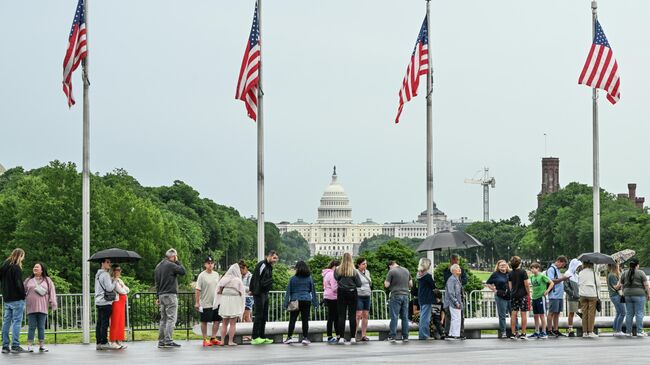 Флаги США на фоне Капитолия