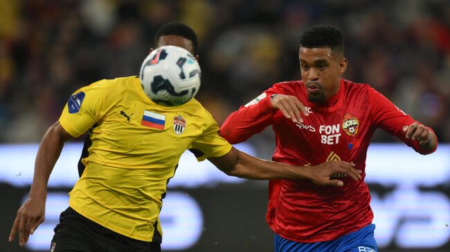 Игрок Химок Эдгардо Фаринья (слева) и армеец Алеррандро