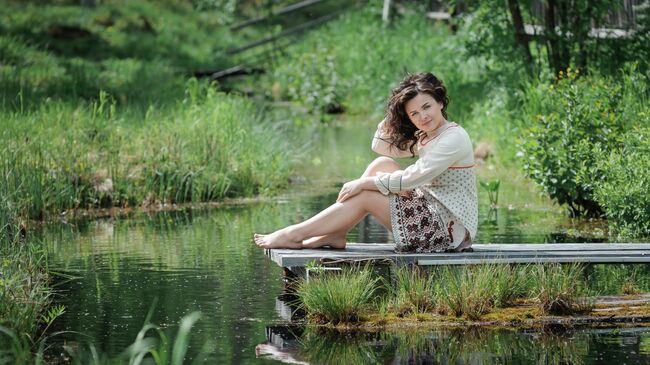 Девушка у реки