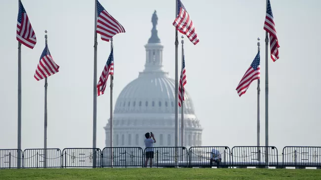 Флаги США на фоне Капитолия