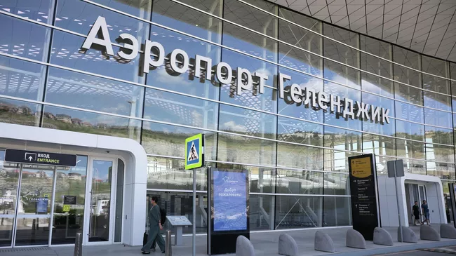 Вход в здание аэропорта Геленджика