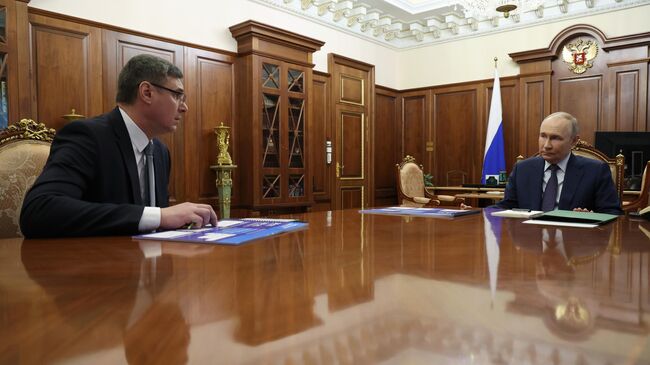 Президент РФ Владимир Путин и губернатор Владимирской области Александр Авдеев во время встречи