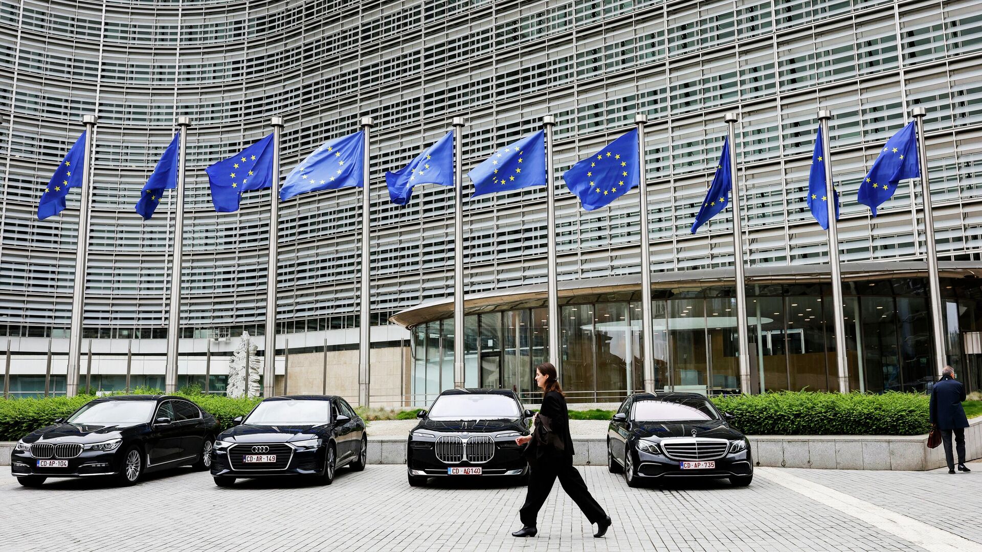 Bendera UE di latar belakang gedung UE di Brussels - Ria Novosti, 1920, 09/21/2025