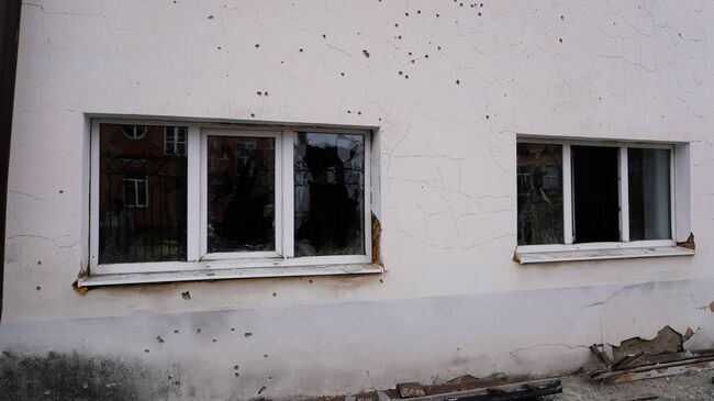 Здание авиационного технического колледжа, поврежденное в результате атаки БПЛА по городу Рыльску в Курской области