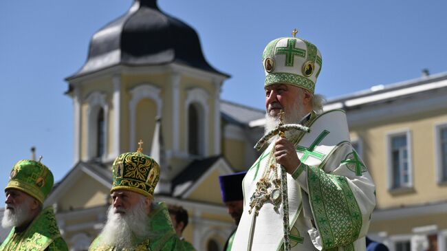 Патриарх Московский и всея Руси Кирилл совершает праздничную литургию на помосте перед Успенским собором в Троицко-Сергиевой лавре в праздник обретения честных мощей преподобного Сергия, игумена Радонежского. 18 июля 2025