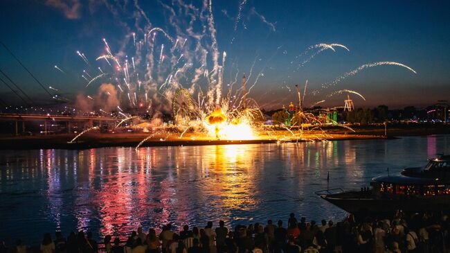 Фейерверк на рейнской ярмарке в Дюссельдорфе