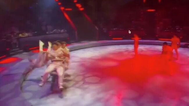 Китайский акробат упал во время исполнения номера на велосипедах в Большом Московском цирке на проспекте Вернадского Китайский акробат упал во время исполнения номера на велосипедах в Большом Московском цирке на проспекте Вернадского