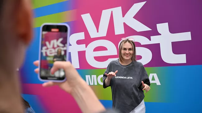 Девушка фотографируется на фестивале VK Fest 2025 в Москве