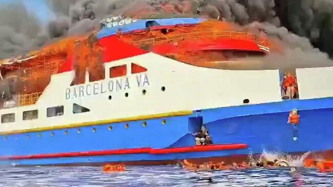 Пожар на пассажирском пароме у берегов Сулавеси