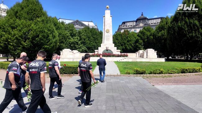 Сборная России по вольной борьбе возложила цветы к памятнику советским воинам-освободителям в Будапеште. Кадр видео