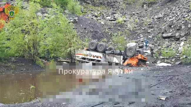 Съехавшая в обрыв в Якутии машина-вахтовка