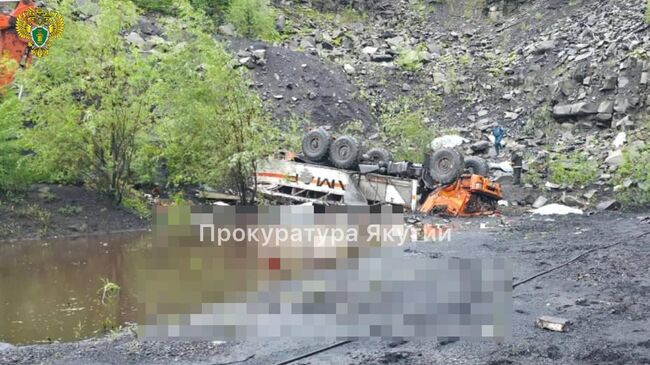 Съехавшая в обрыв в Якутии машина-вахтовка