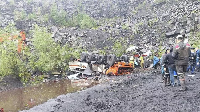 Спасатели на месте опрокидывания вахтового автобуса в Якутии