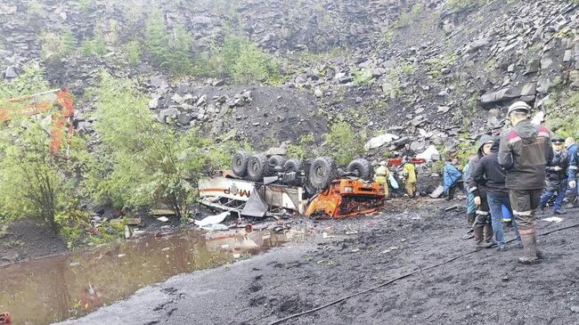 Спасатели на месте опрокидывания вахтового автобуса в Якутии