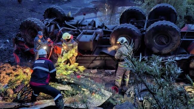 Спасатели на месте опрокидывания вахтового автобуса в Якутии