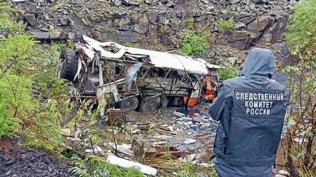 Сотрудник СК на месте опрокидывания вахтового автобуса в Якутии