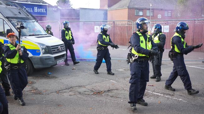 Полиция во время протестов в Эппинге, Великобритания