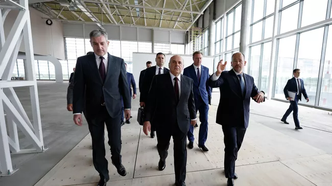 Председатель правительства РФ Михаил Мишустин во время осмотра строящегося аэровокзального комплекса Международного аэропорта Благовещенск (Игнатьево)
