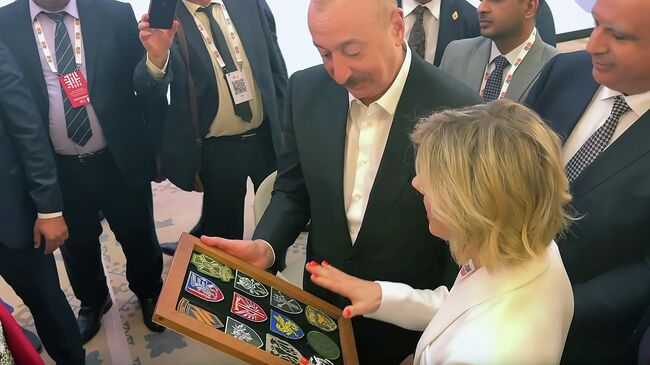 Украинская журналистка подарила Ильхаму Алиеву армейские шевроны ВСУ. Кадр видео