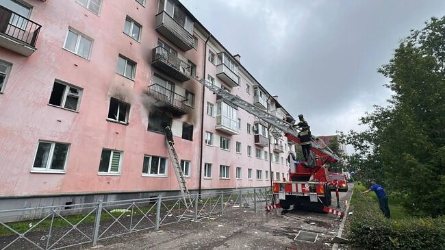 Сотрудники МЧС на месте взрыва бытового газа в квартире дома под Псковом Сотрудники МЧС на месте взрыва бытового газа в квартире дома под Псковом