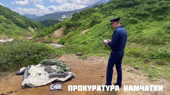 Сотрудник прокуратуры на месте происшествия на Камчатке, где на 43-летнюю жительницу Саратова напал медведь. Кадр видео