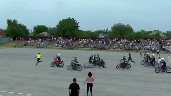 Арбитр Евгений Пустык во время матча чемпионата России по мотоболу в Ипатово. Кадр видео из соцсетей Арбитр Евгений Пустык во время матча чемпионата России по мотоболу в Ипатово. Кадр видео из соцсетей