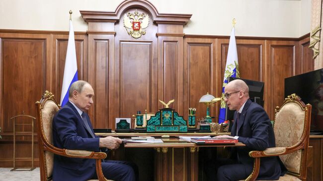 Президент РФ Владимир Путин и глава Удмуртской Республики Александр Бречалов во время встречи