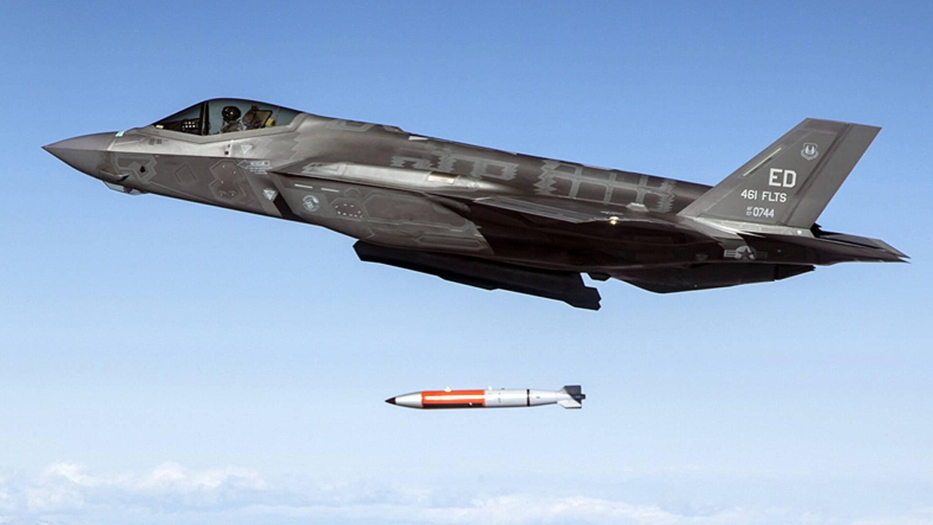 F-35 сбрасывает инертную бомбу B61-12