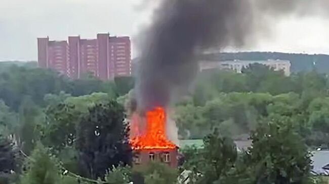 Пожар в частном жилом доме в подмосковной Ивантеевке после атаки БПЛА. Кадр видео из соцсетей