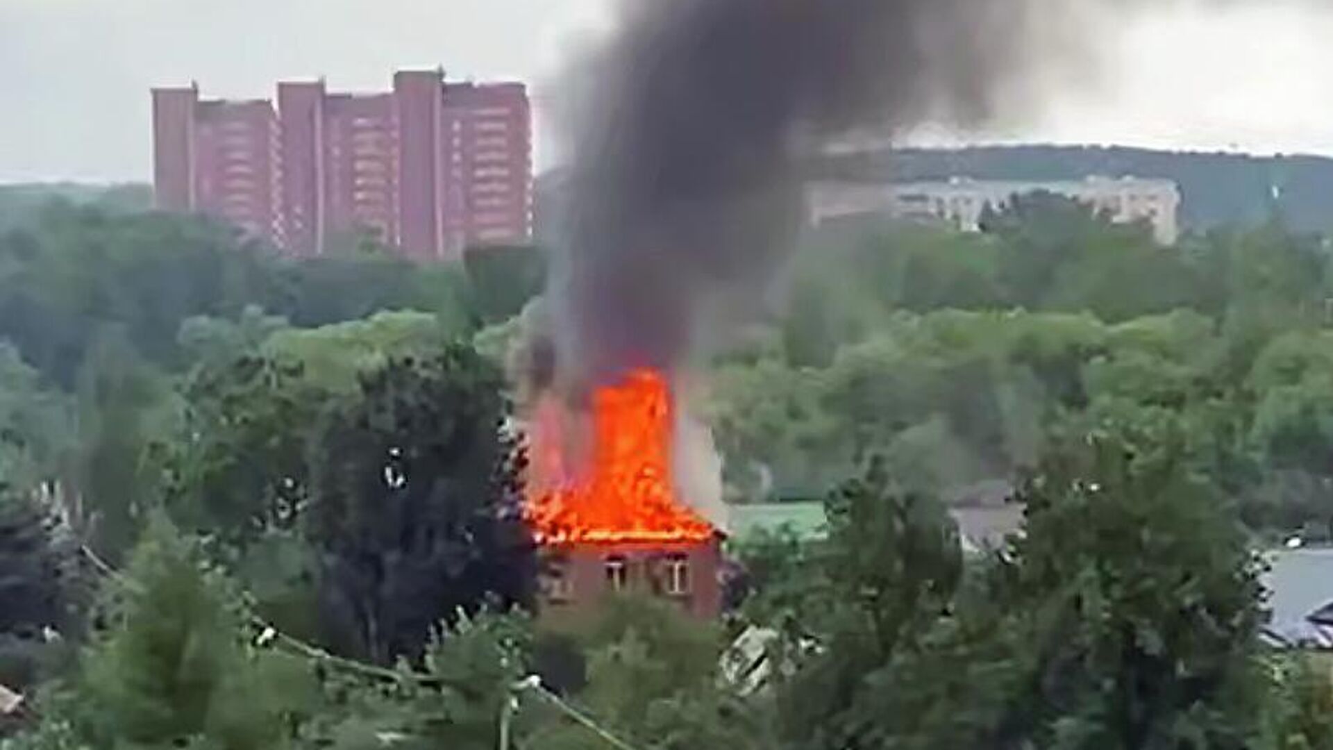 Пожар в частном жилом доме в подмосковной Ивантеевке после атаки БПЛА. Кадр видео из соцсетей - РИА Новости, 1920, 21.07.2025
