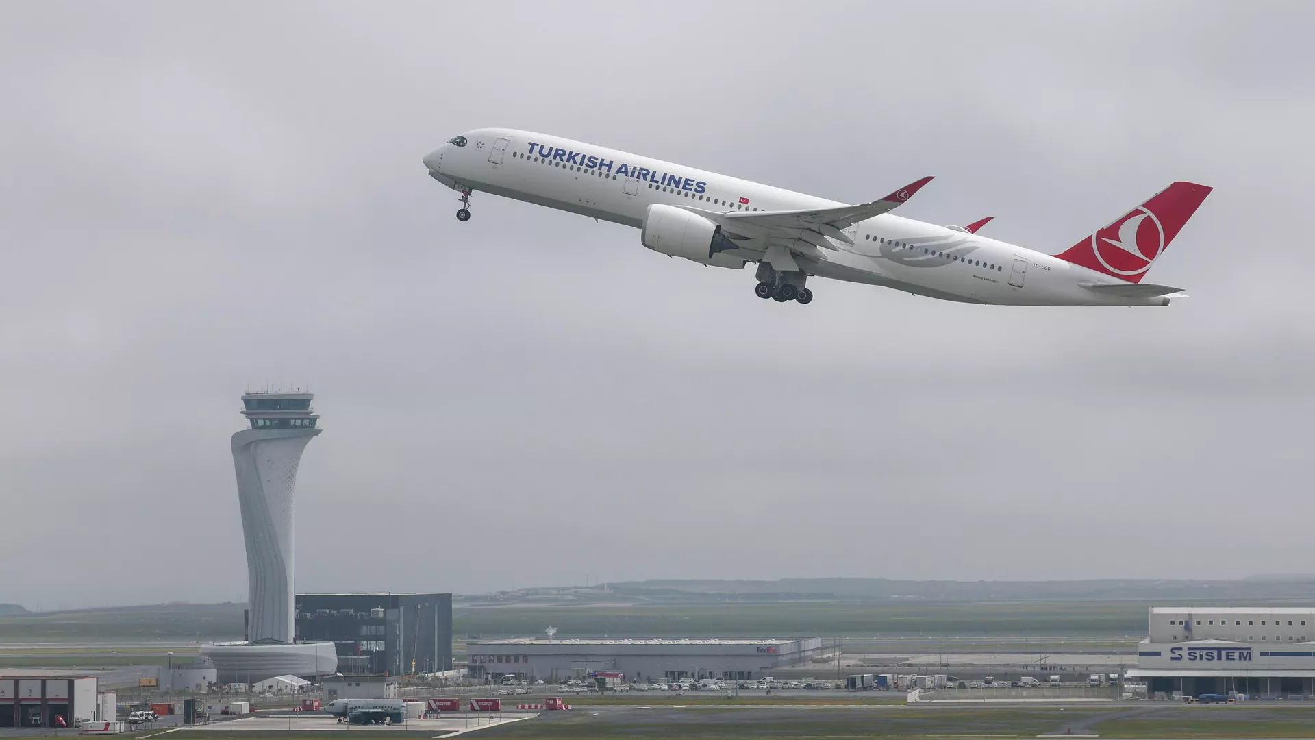 В аэропорту Антальи пассажиров рейса Turkish Airlines эвакуировали с помощью надувных трапов