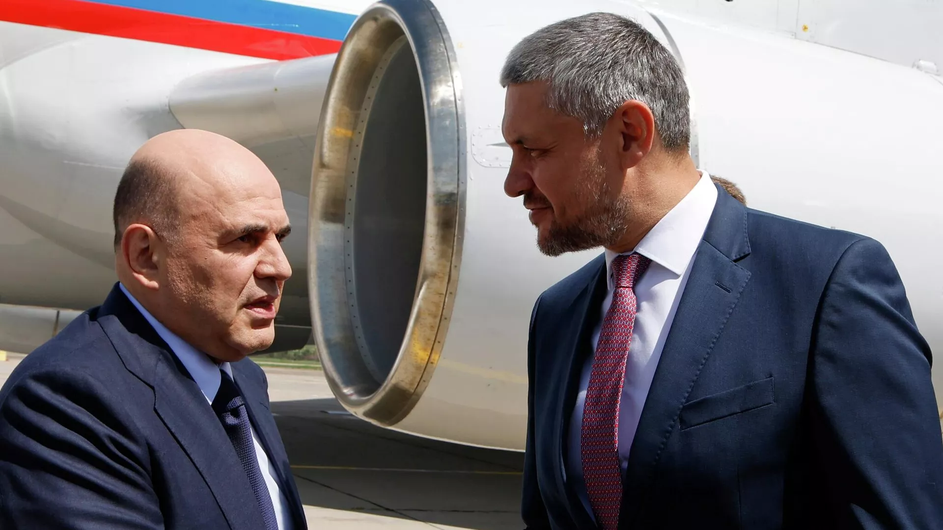Председатель правительства РФ Михаил Мишустин и губернатор Забайкальского края Александр Осипов во время церемонии встречи в аэропорту Кадала в Чите. 22 июля 2025 - РИА Новости, 1920, 22.07.2025