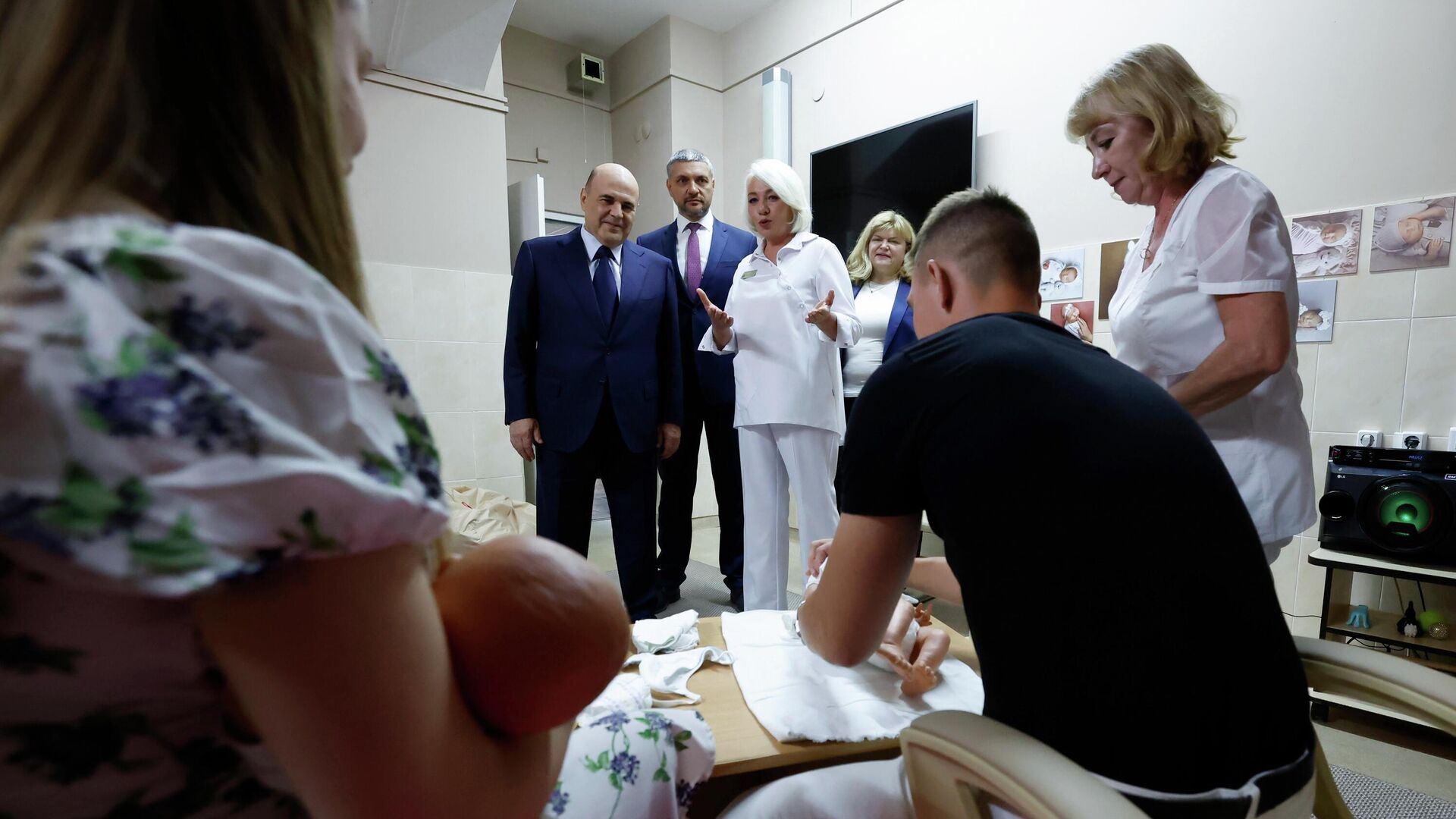 Председатель правительства РФ Михаил Мишустин во время посещения Забайкальского краевого перинатального центра в Чите. 22 июля 2025 Председатель правительства РФ Михаил Мишустин во время посещения Забайкальского краевого перинатального центра в Чите. 22 июля 2025 - РИА Новости, 1920, 22.07.2025