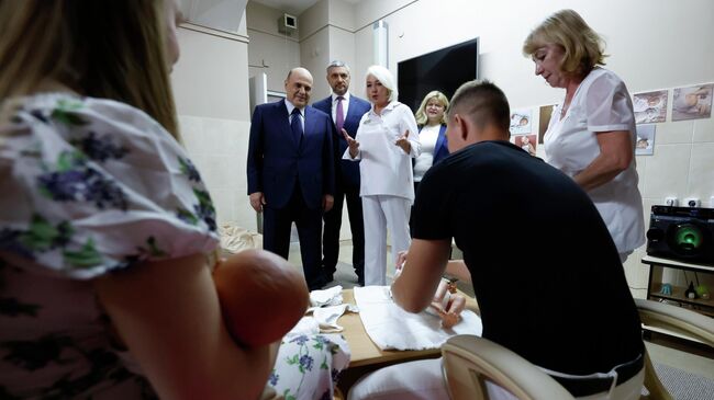 Председатель правительства РФ Михаил Мишустин во время посещения Забайкальского краевого перинатального центра в Чите. 22 июля 2025