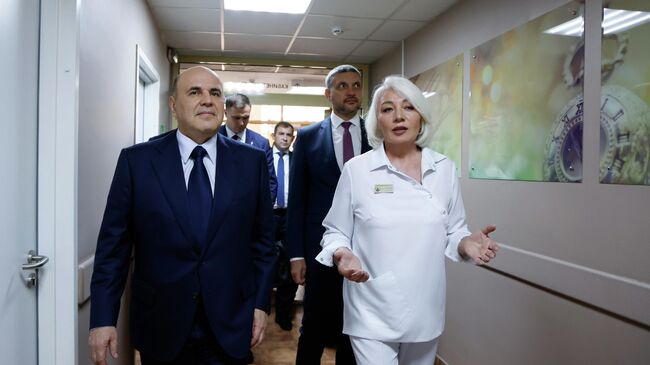 Председатель правительства Михаил Мишустин во время посещения Забайкальского краевого перинатального центра в Чите