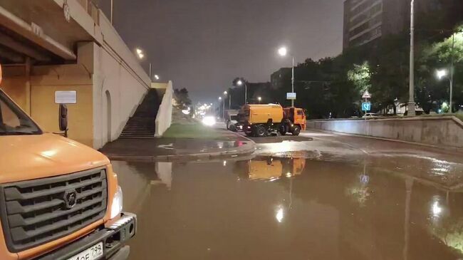 Яуза вышла из берегов под Ростокинским мостом в Москве