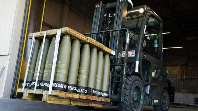 155-мм снаряды, предназначенные для Украины, на американской авиабазе Дувр